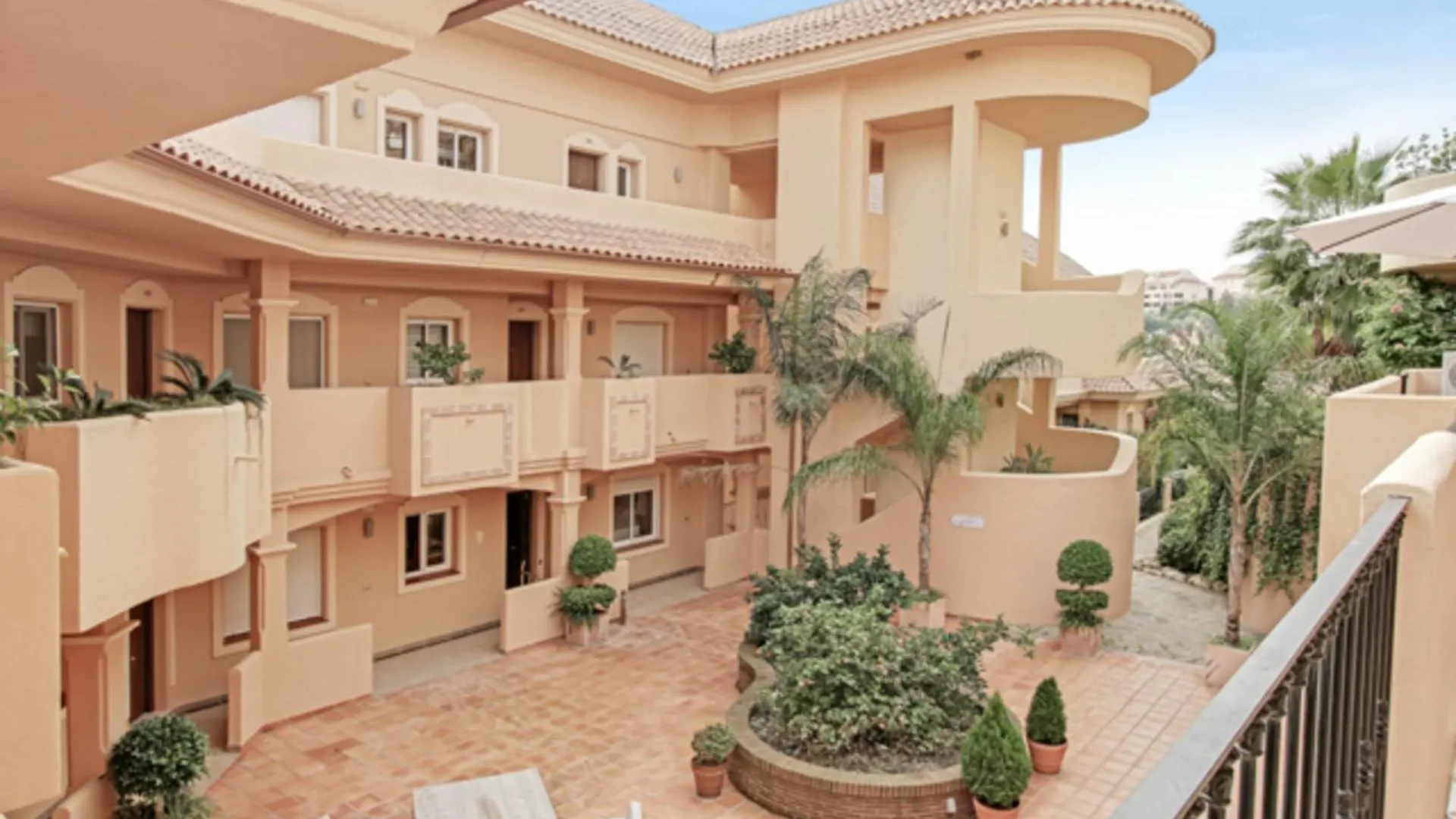 Aloha Hill Club Lluxury 5 Star Golf Resort Near Puerto Banus And Marbella